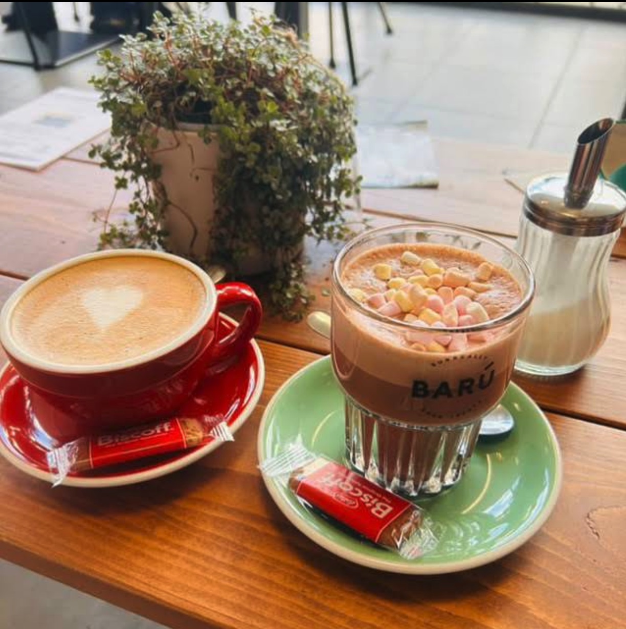 Latte art op een houten tafel bij Beanscene